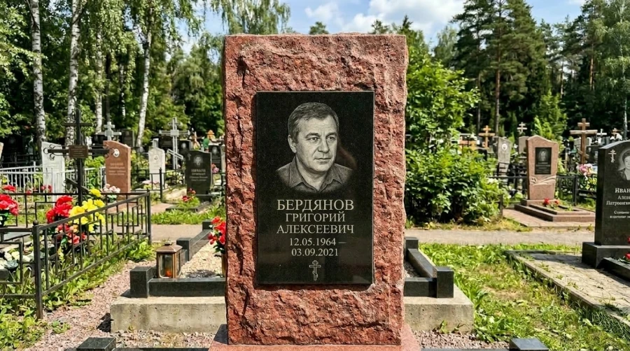 portret-na-krasnom-granite2